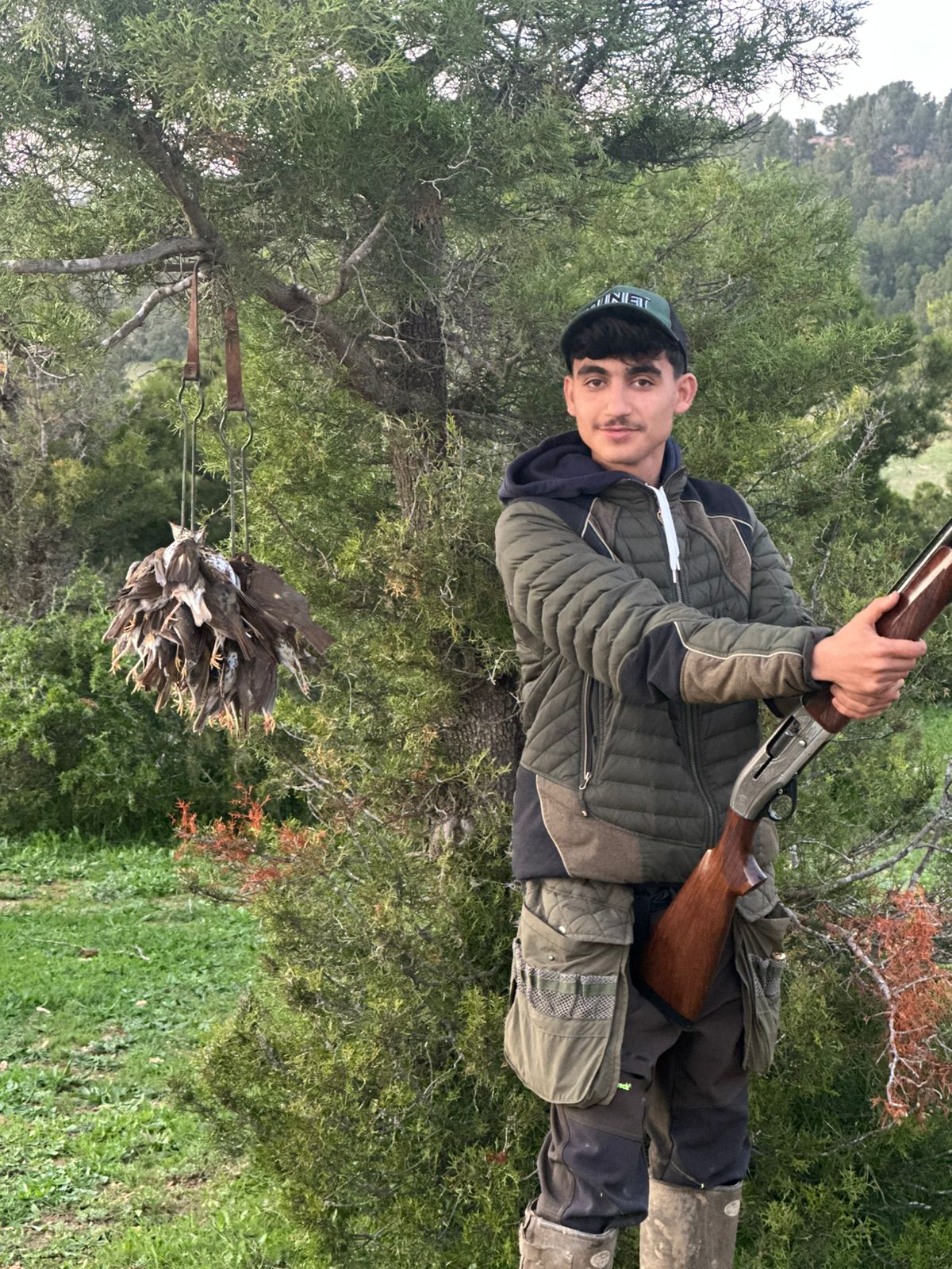 Chasseur local avec un tableau de grives en Tunisie