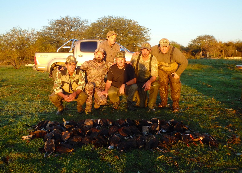 Chasseurs devant un tableau de petit gibier en Argentine