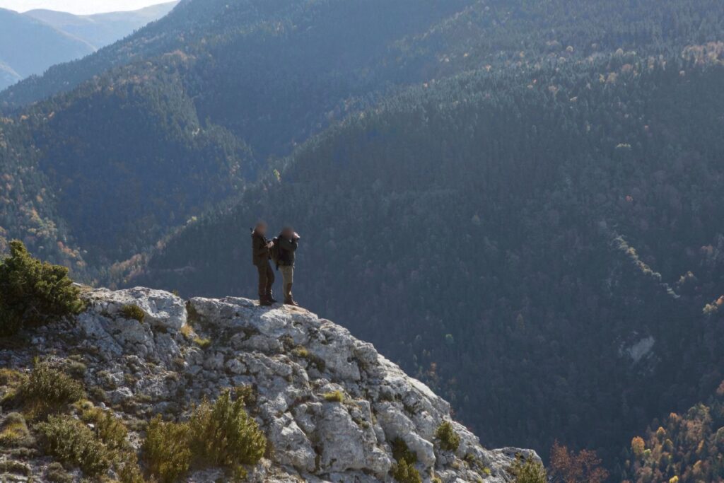 approche-montagne-deux-chasseurs-pyrenees (!)